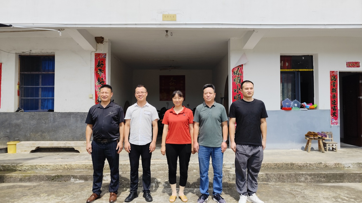 五廟鄉(xiāng)武裝部長、包村點長、退役軍人服務(wù)站工作人員、紅光村民兵營長與入伍新兵程彬彬的母親合影.png