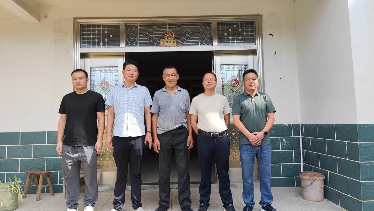 五廟鄉(xiāng)武裝部長、包村點長、退役軍人服務(wù)站工作人員、新田村書記與入伍新兵黃平川的爺爺合影.png